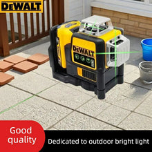 DEWALT DW089LG green laser level outdoors, 12 lines with bright visibility